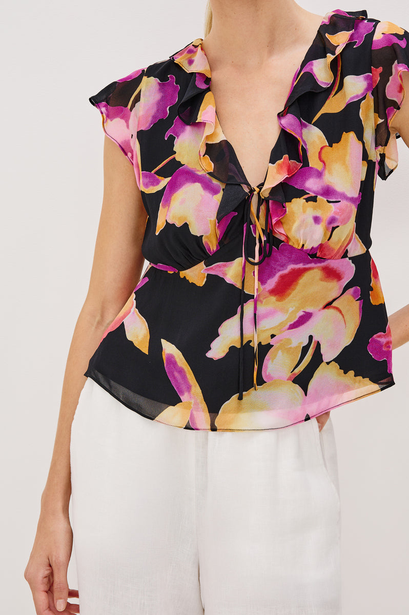 美品 IRENE Wrinkle Textile Blouse Irene Blouse in Ivory