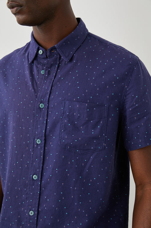 CARSON SHIRT TRIANGLE GEO RETRO NAVY - DETAIL