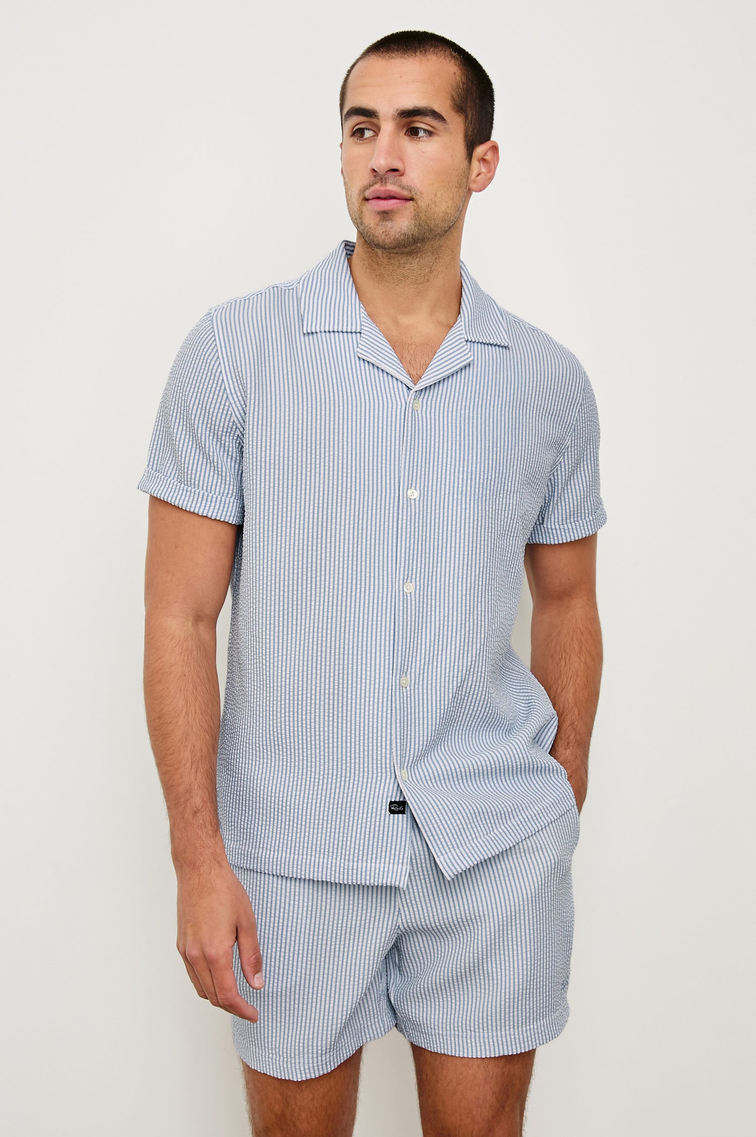 Amalfi classic fitted short sleeve button up shirt with collar in Blue White Seersucker - front view on model