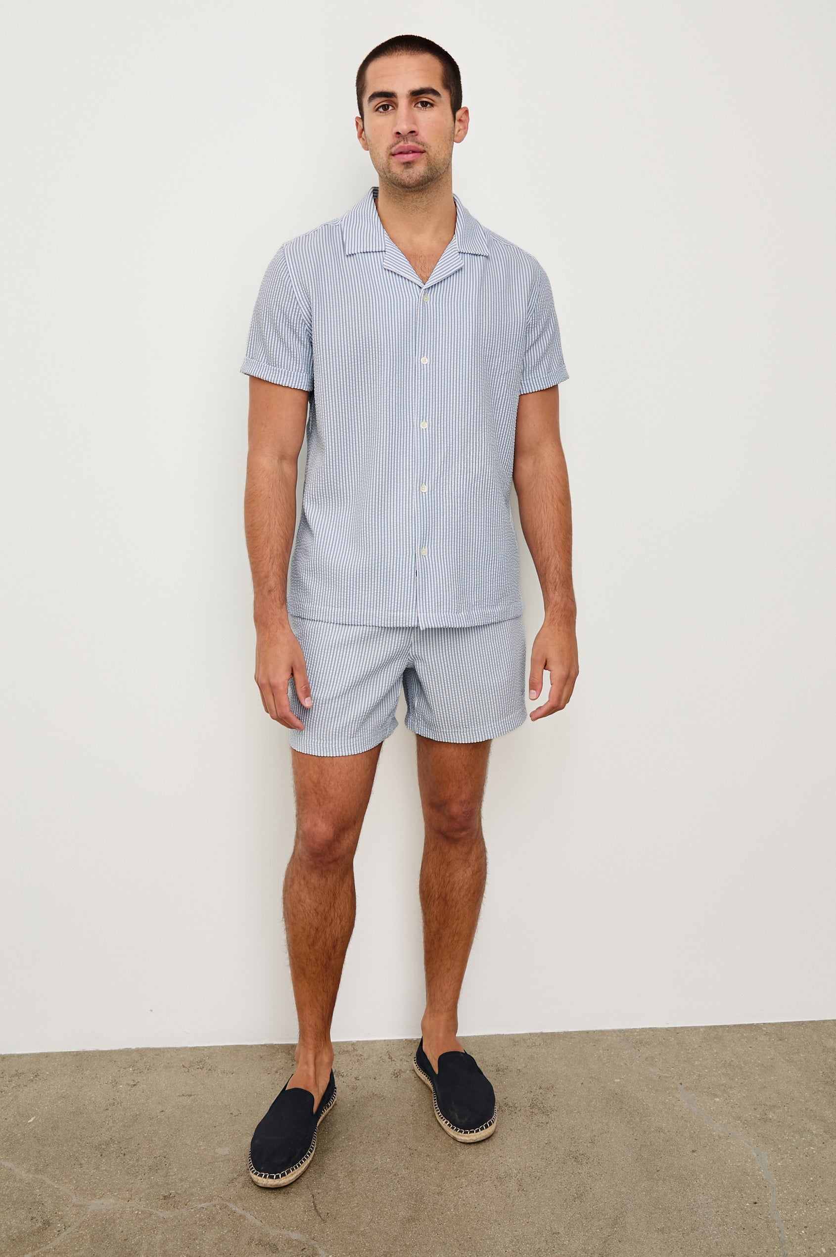 Amalfi classic fitted short sleeve button up shirt with collar in Blue White Seersucker - full body front view on model