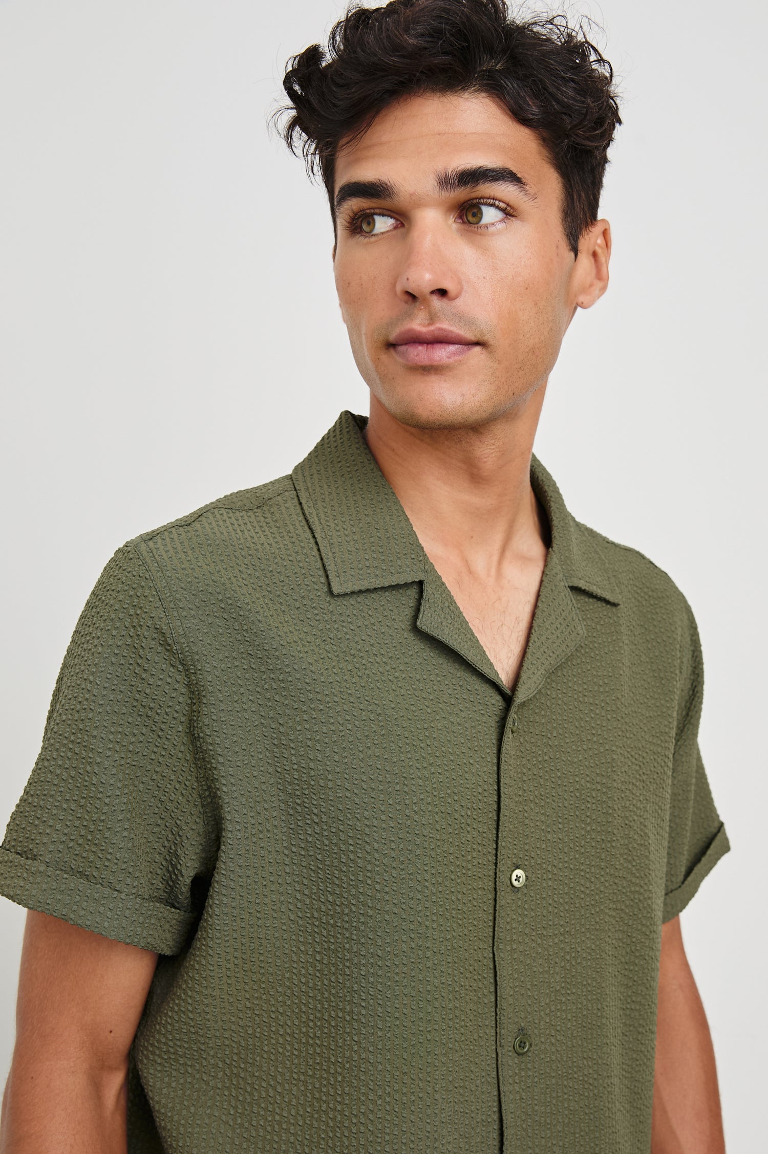 Amalfi classic fitted short sleeve button up shirt with collar in Olive Seersucker - close up of details on model