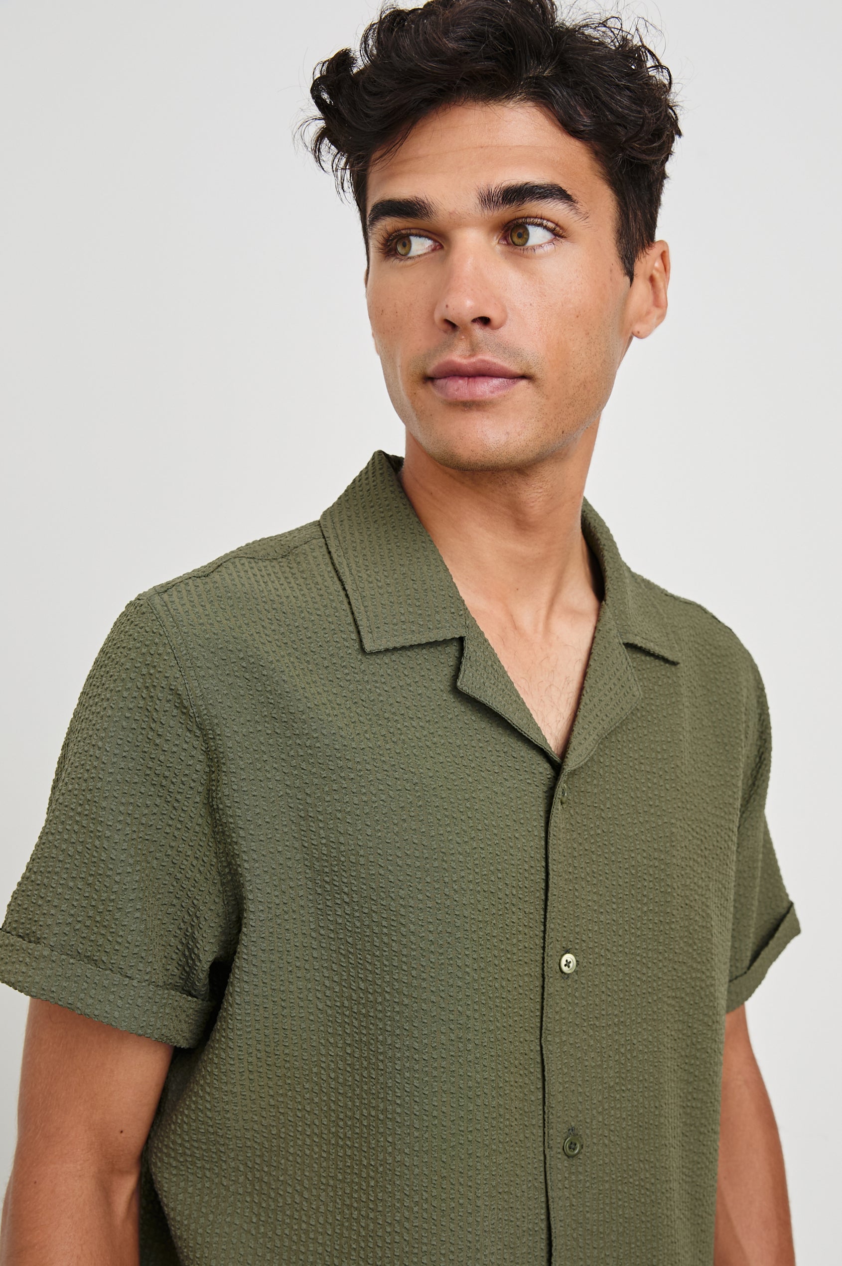 Amalfi classic fitted short sleeve button up shirt with collar in Olive Seersucker - close up of details on model