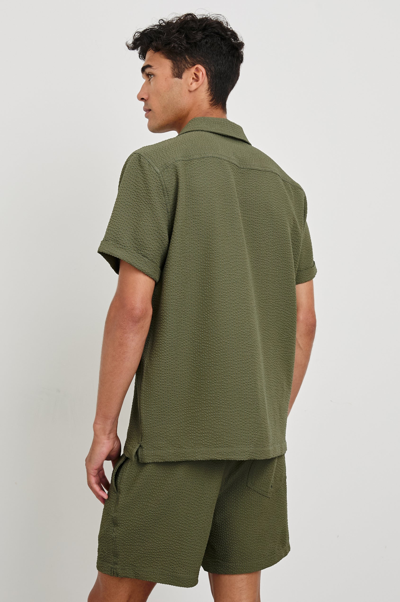 Amalfi classic fitted short sleeve button up shirt with collar in Olive Seersucker -back view on model