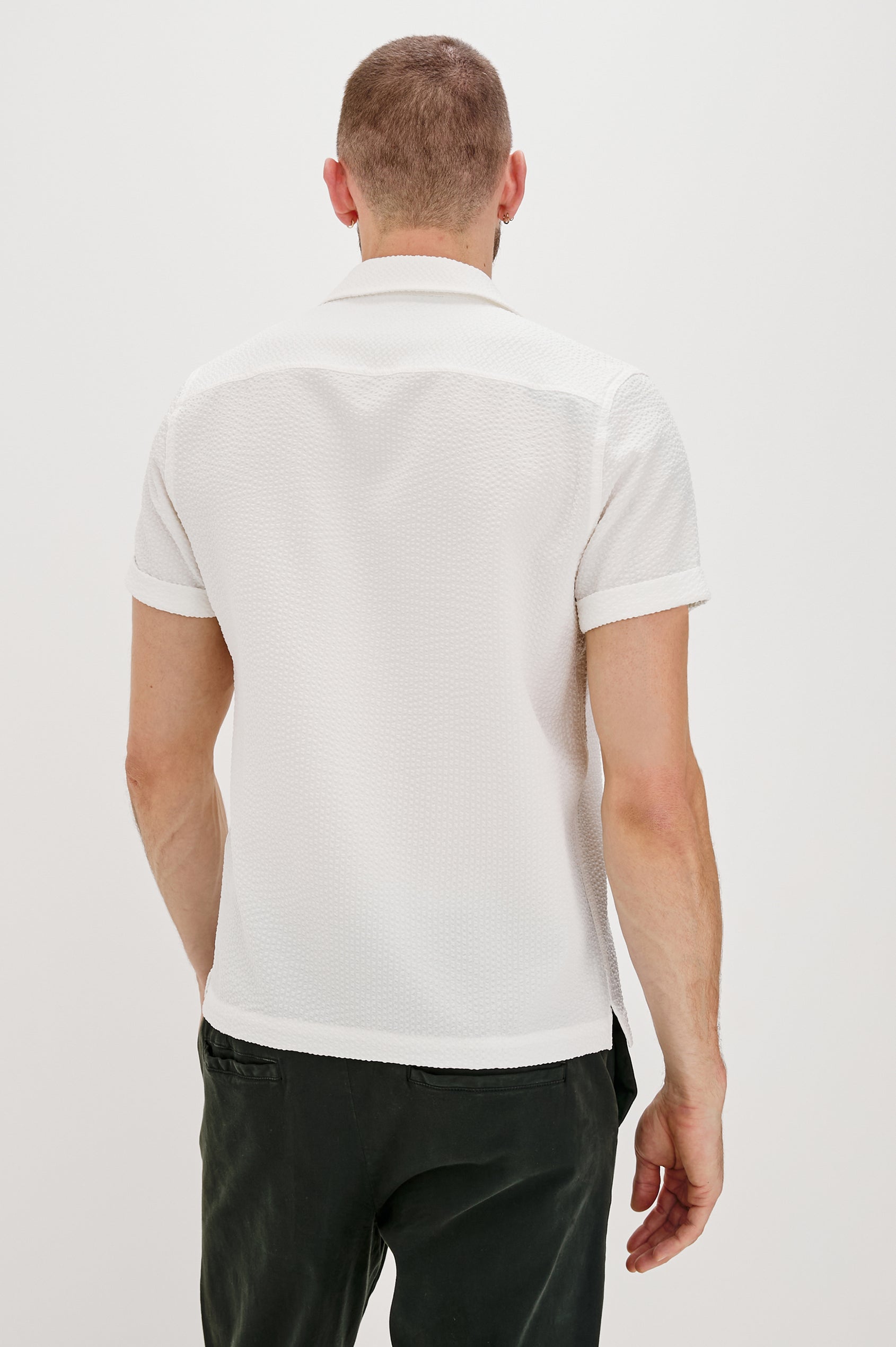 Amalfi classic fitted short sleeve button up shirt with collar in White Seersucker Colorway - back view on model