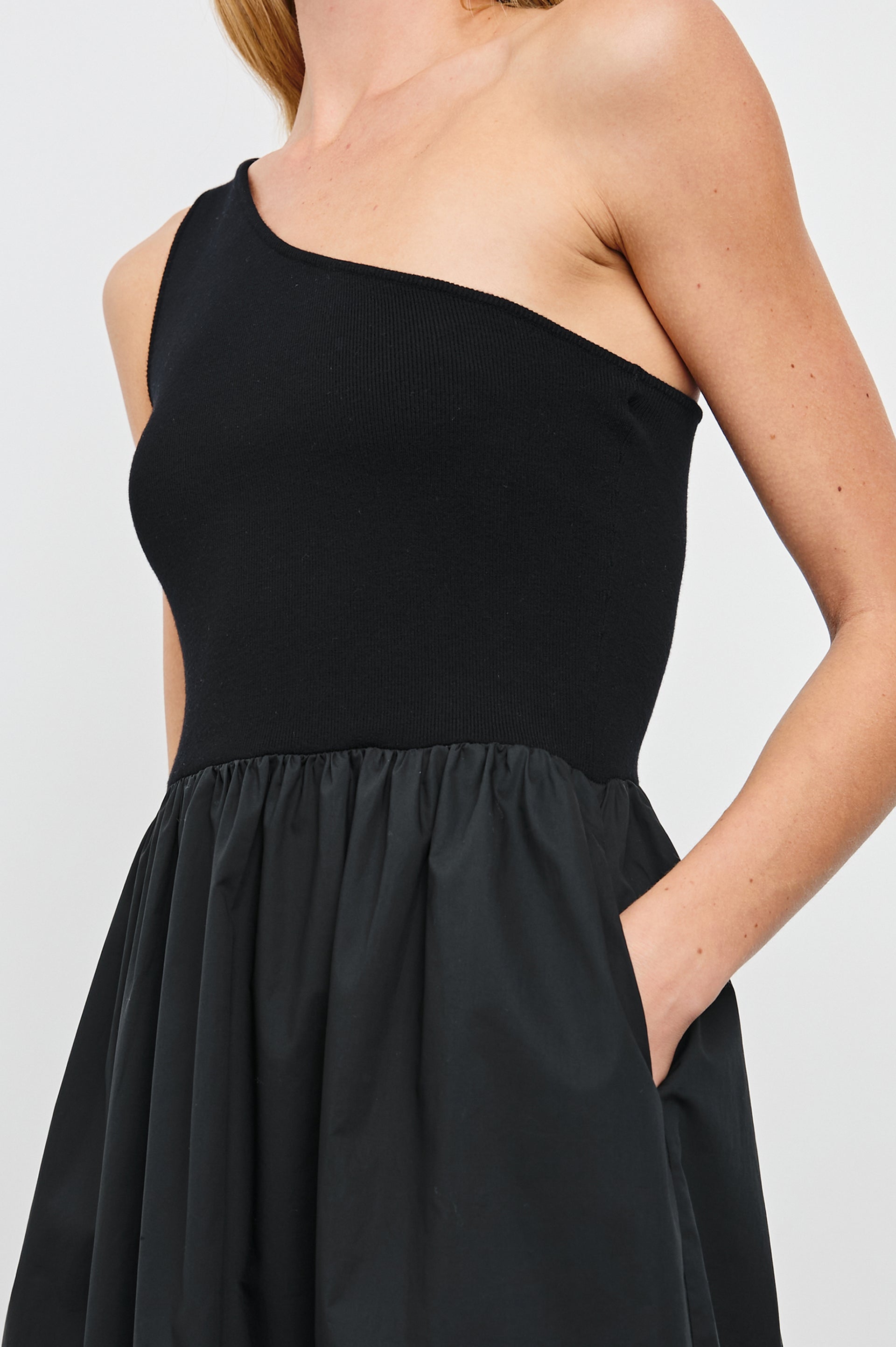 black gold formal dress Dramatic Shimmery Gold Applique Choker Prom Black & White Contrast Size:US 16P x_tag-list-entry:SS26APPAREL