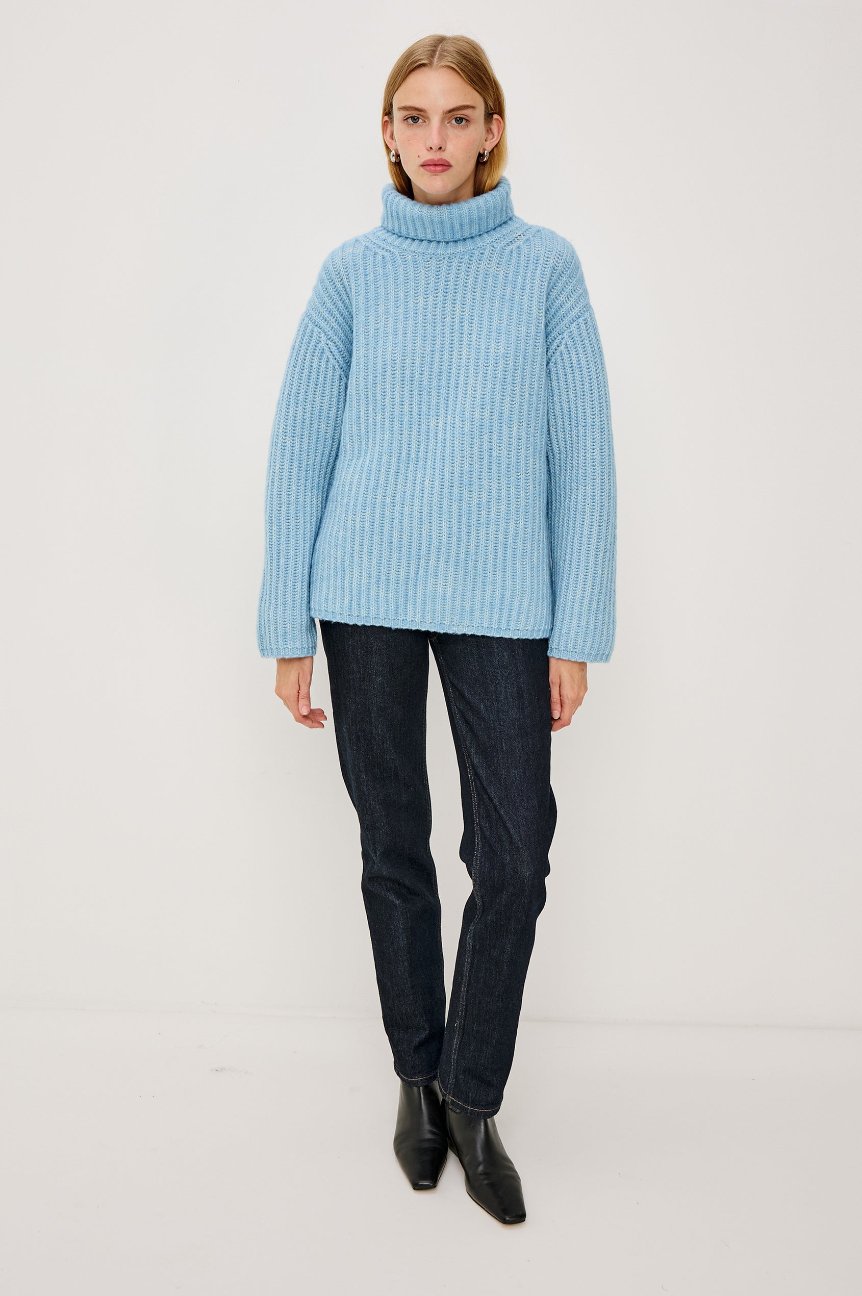 ANJA SWEATER - LIGHT BLUE
