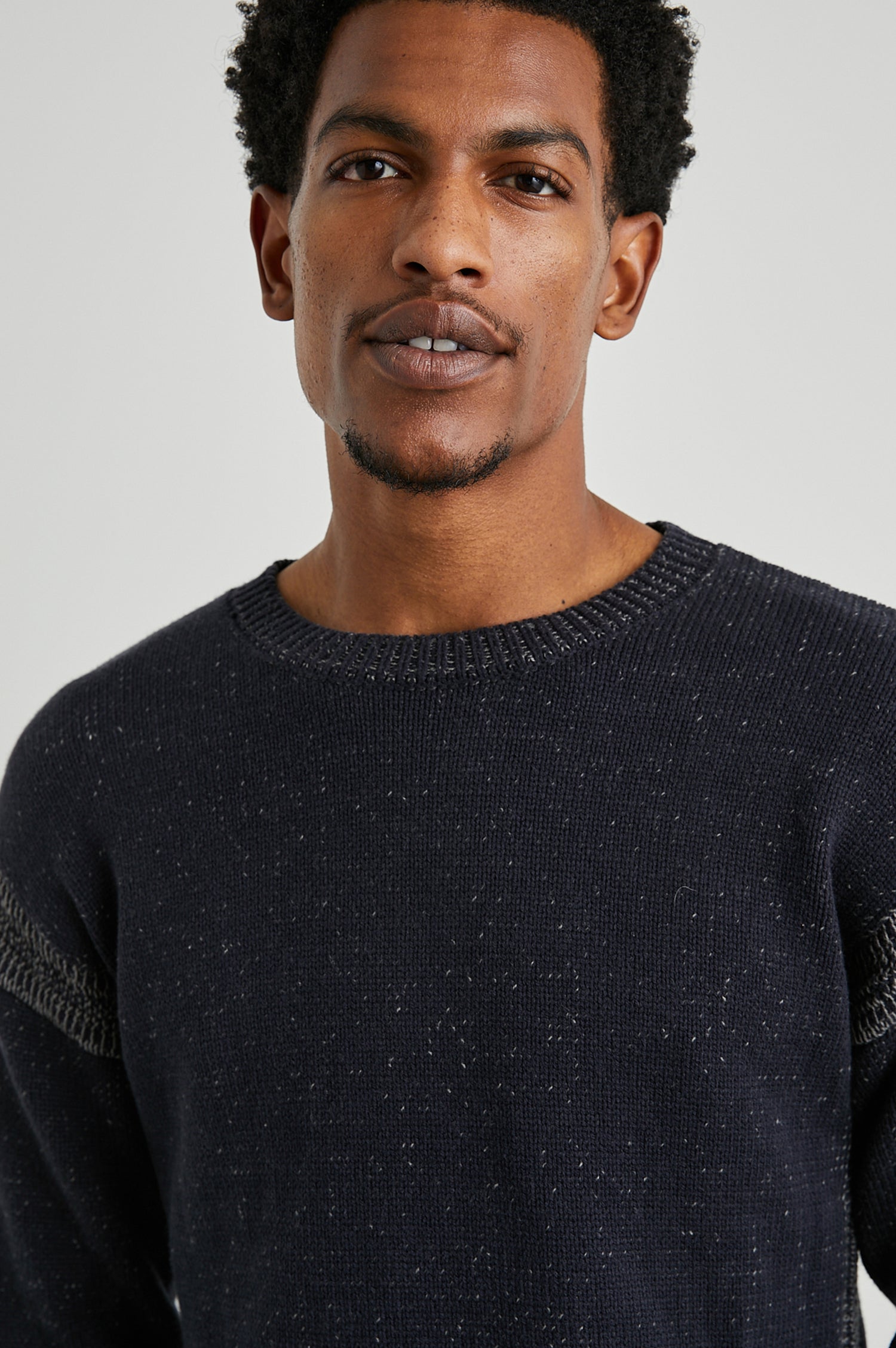 BRYCE NAVY SWEATER - DETAIL