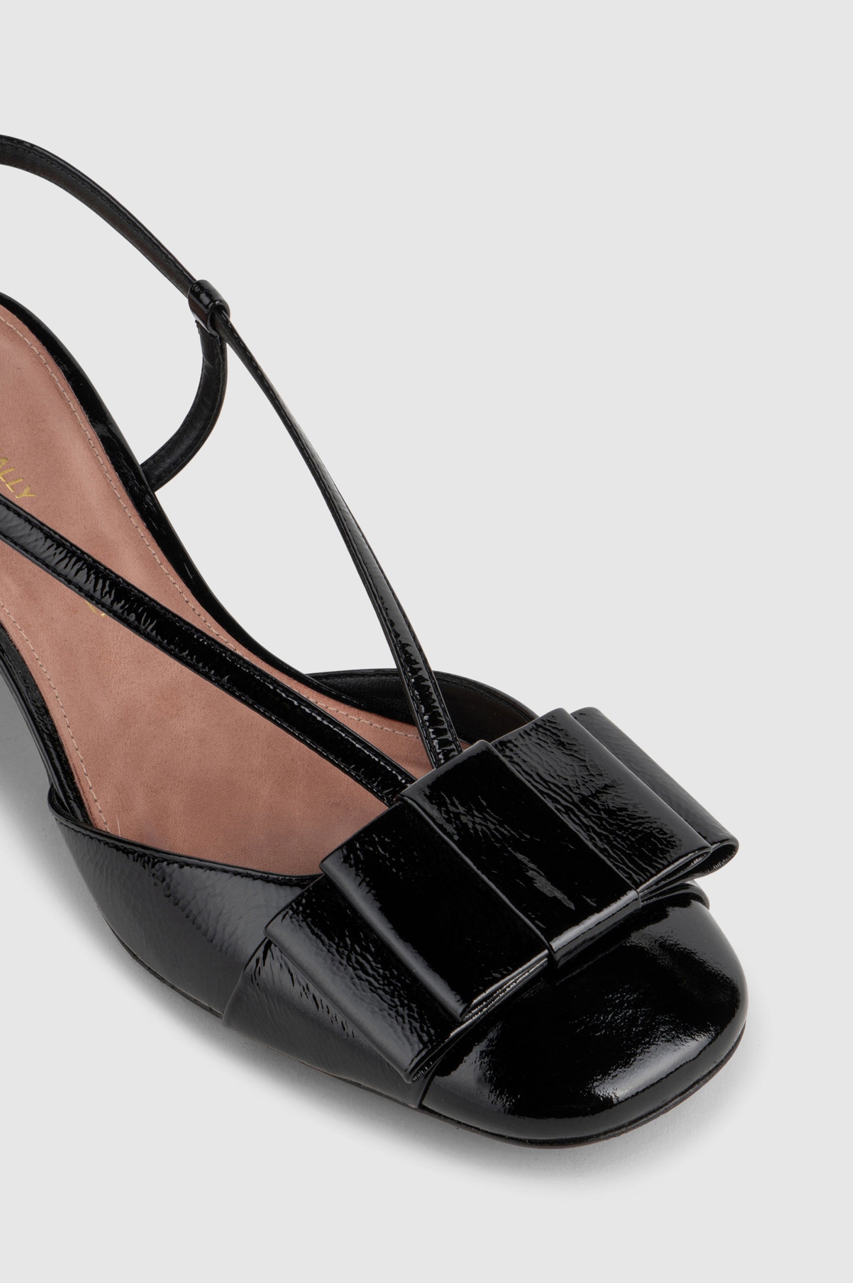 Carina patent leather heel with slingback straps, block heel and front leather bow in Black colorway - close up of toe details