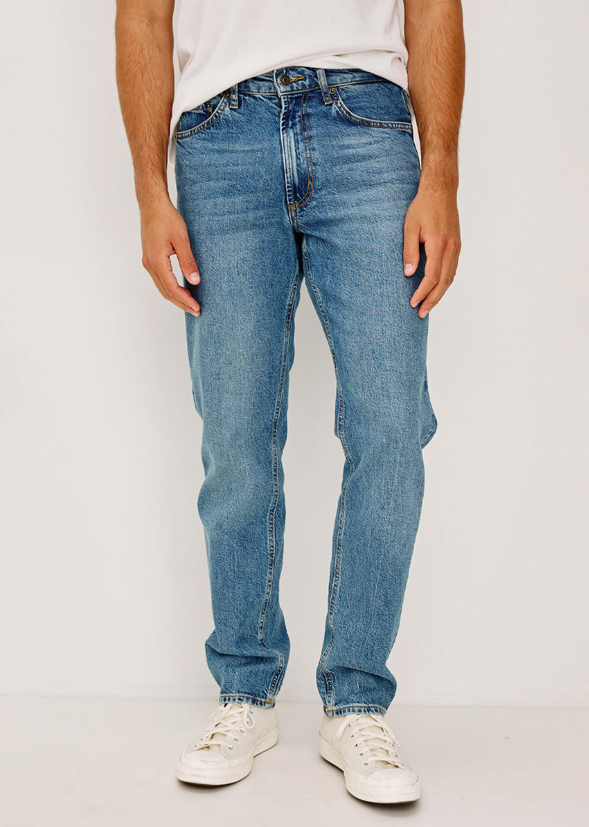 Man wearing jeans and a white t-shirt 