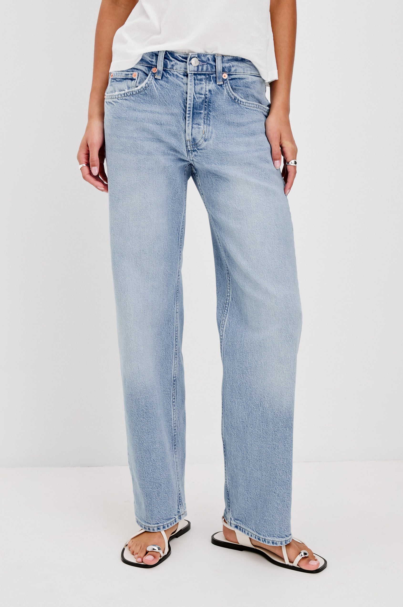 Del Mar low slung baggy boyfriend 5-pocket jean in light wash Jasper - front view on model, hand on waistline