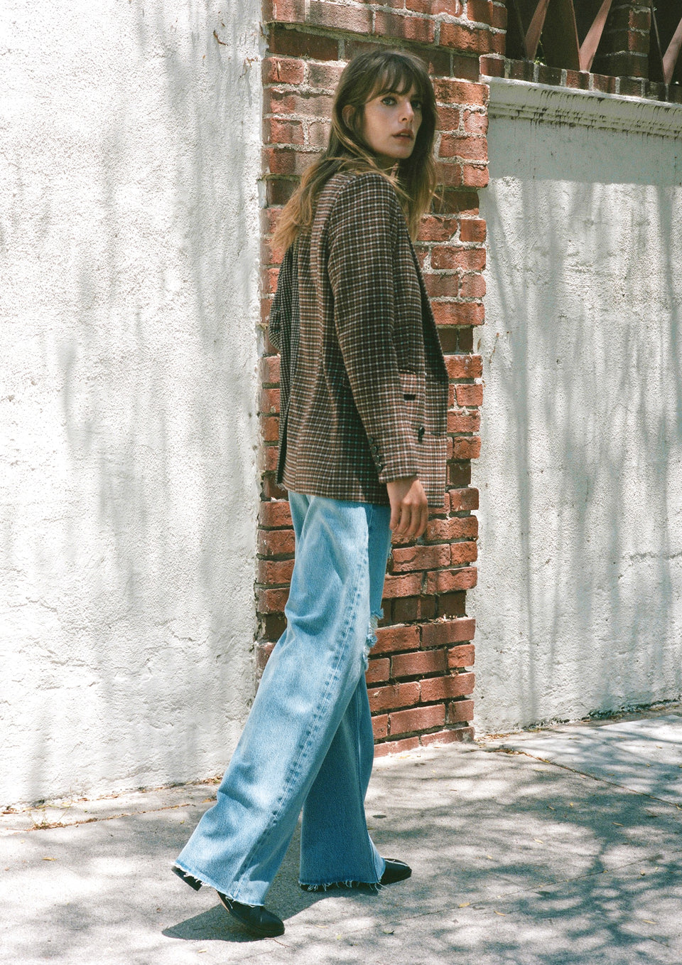 BACK EDITORIAL IMAGE OF MODEL WEARING GETTY WIDE LEG JEAN AND CODY BLAZER