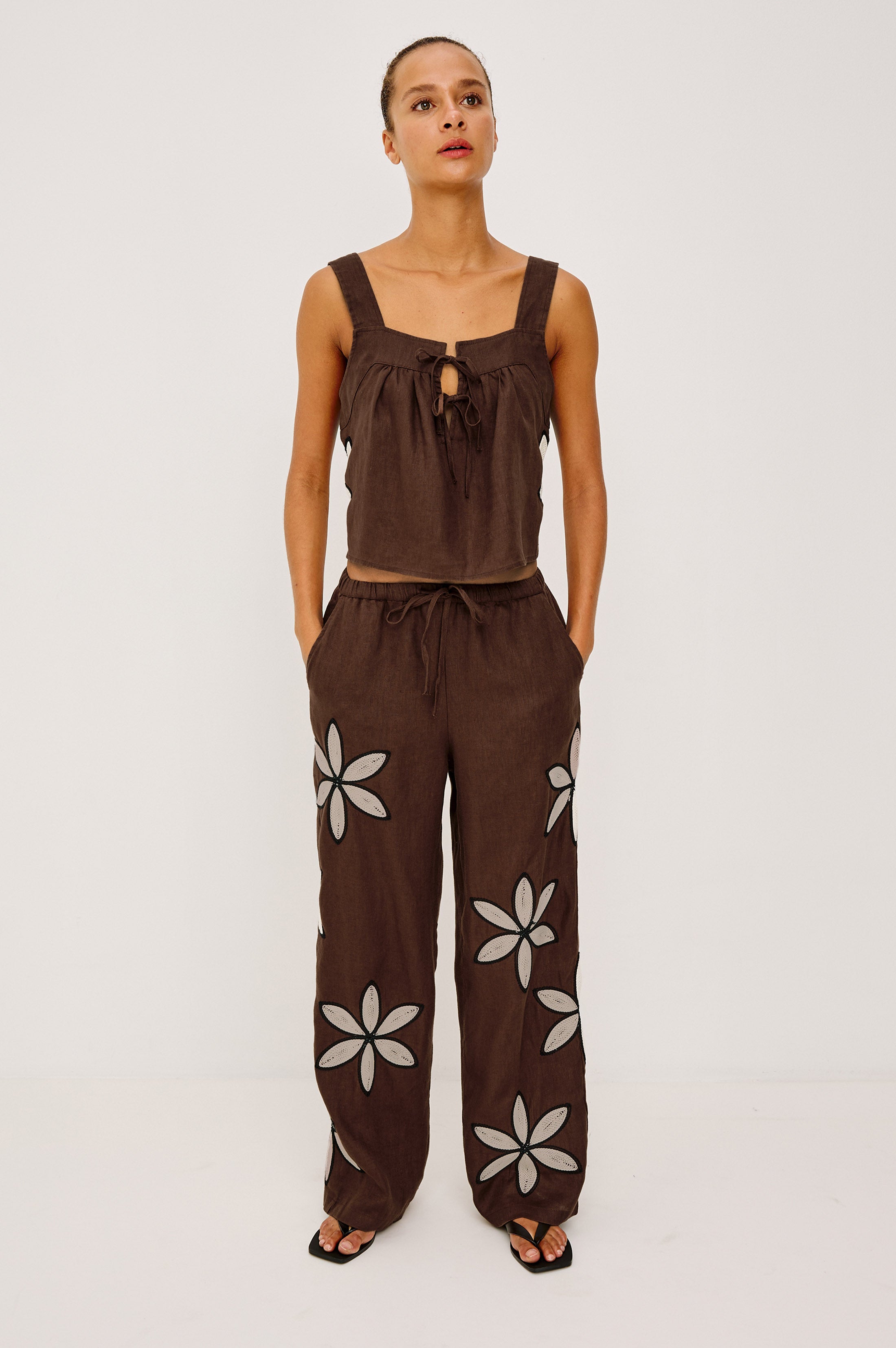 ボトムス Mila Trousers Cabin Stripe Floral 2-3y EMMIE PANT - COCOA FLORAL EMBROIDERY – Rails