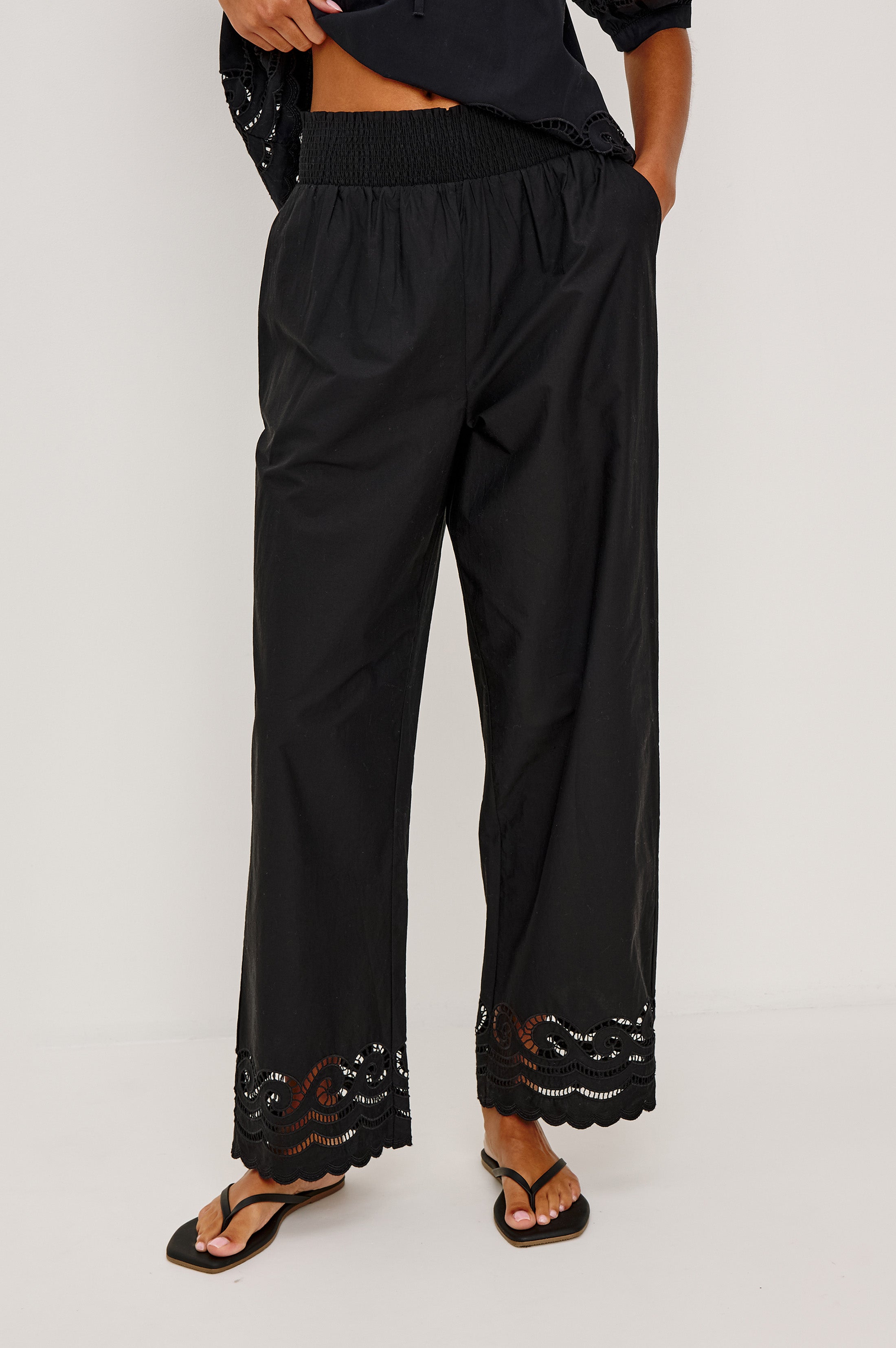 HENRIK-BLACK-1_38207360-fac4-