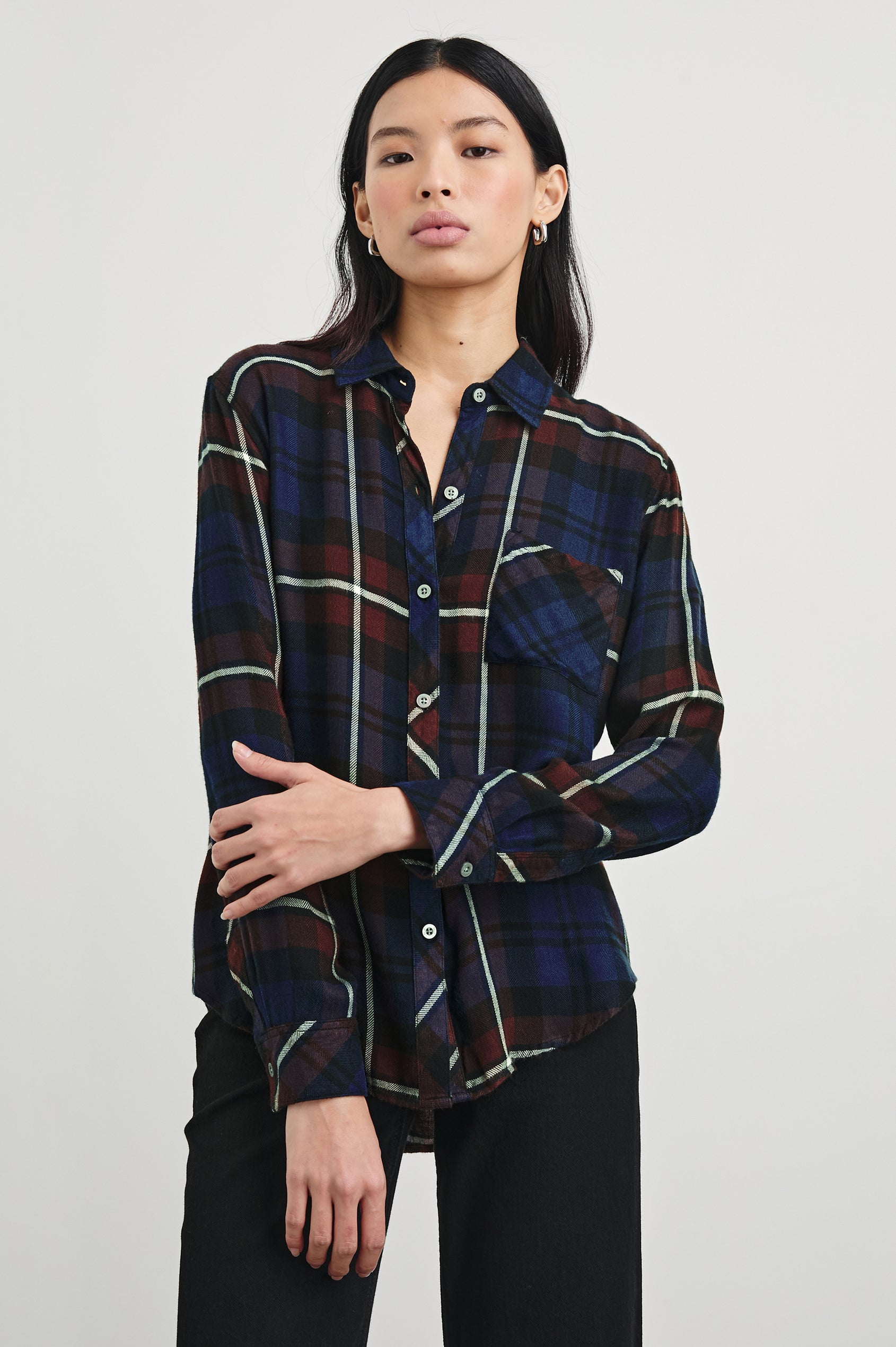 HUNTER-CHESTNUT-BIRCH-NAVY-FRONT ANGLE