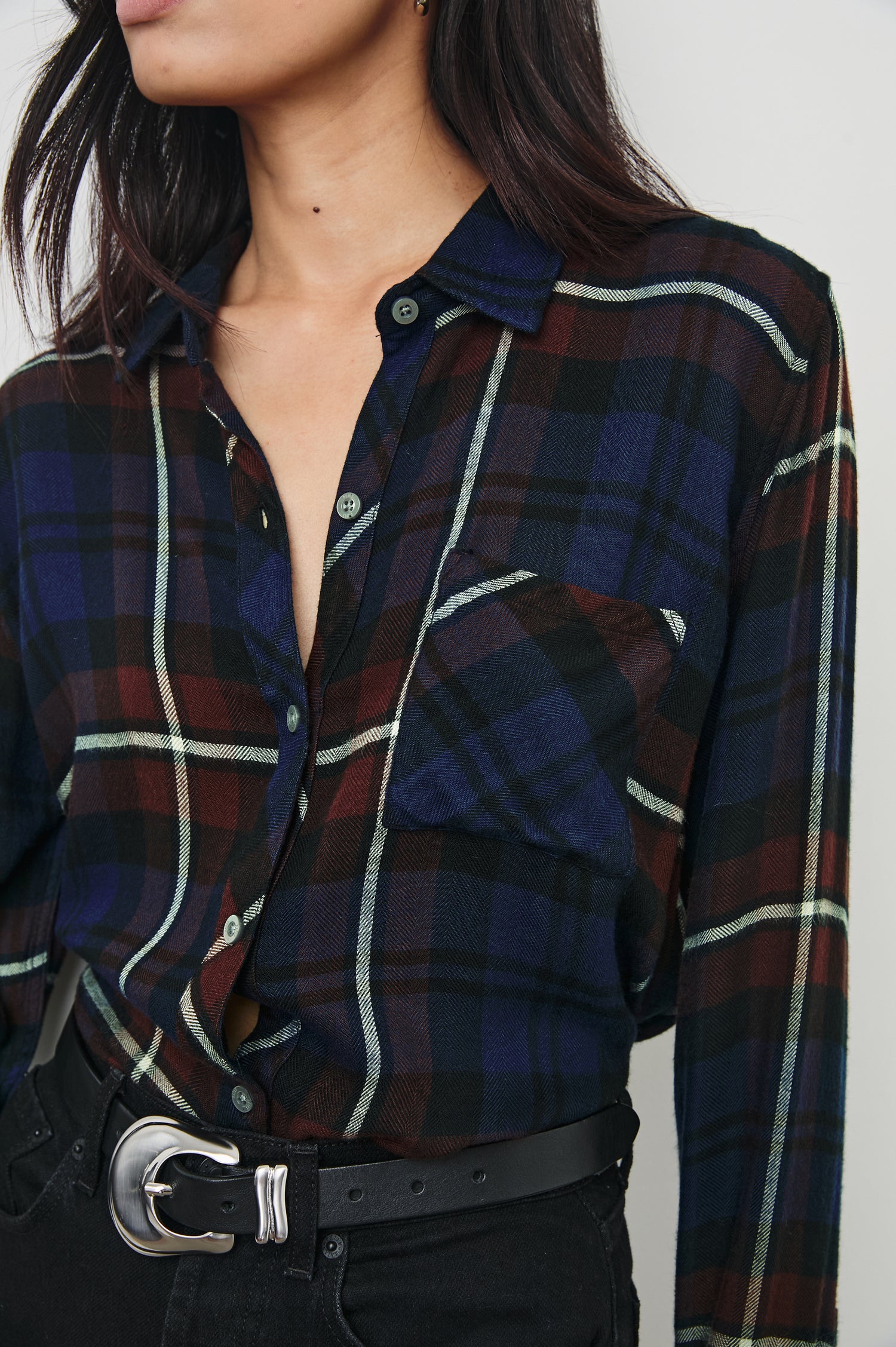 HUNTER-CHESTNUT-BIRCH-NAVY-DETAIL