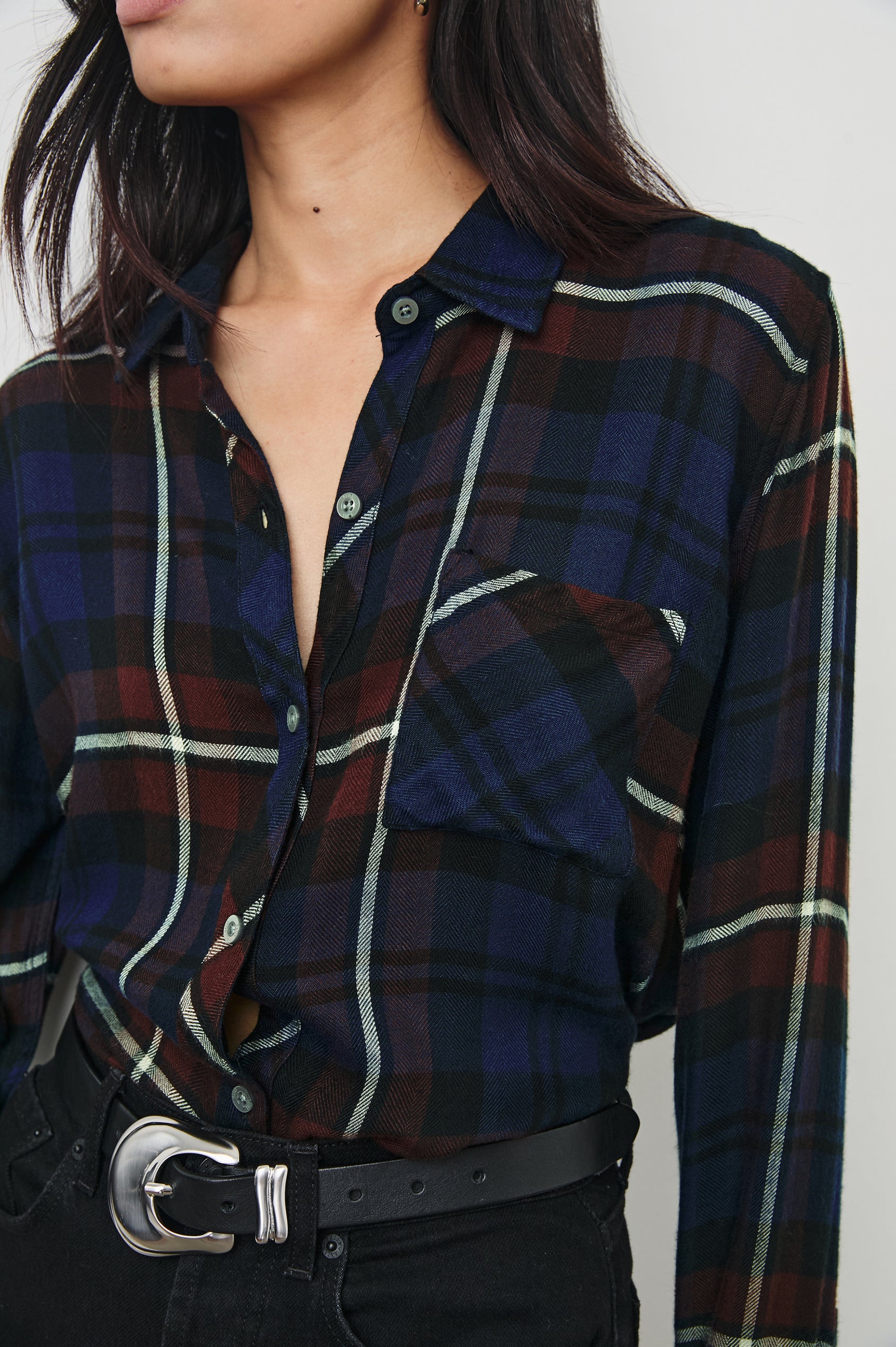 HUNTER-CHESTNUT-BIRCH-NAVY-DETAIL