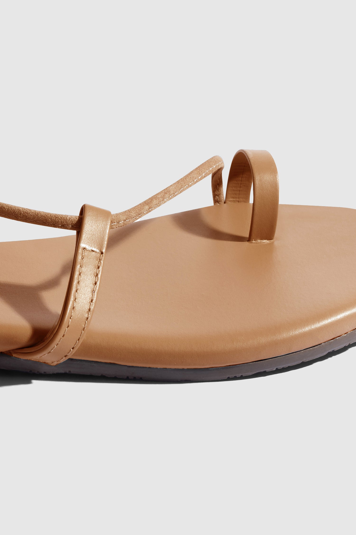 Jo leather sandal with toe loop and crossing straps that wrap the ankle in Hazelton - close up of toe details