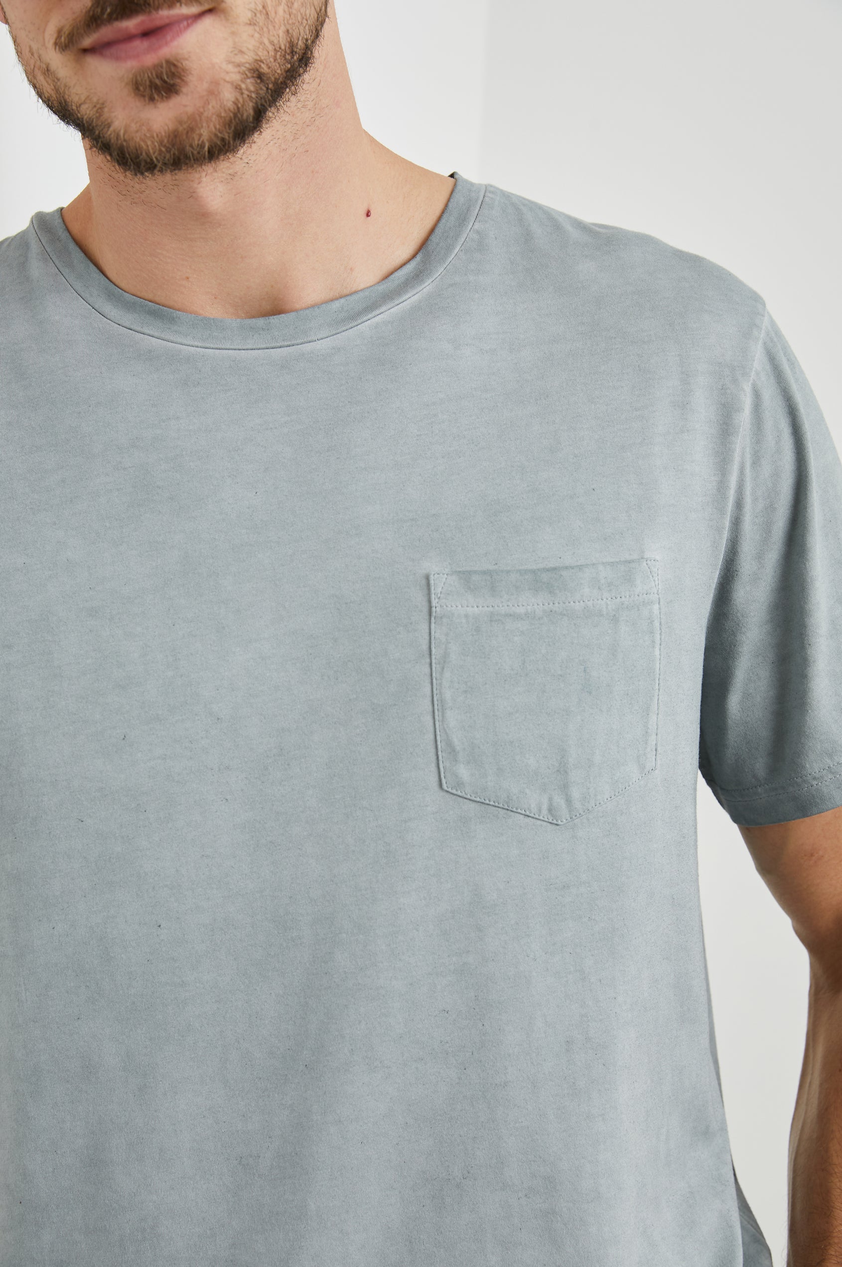 JOHNNY T-SHIRT - STATUE - DETAILS