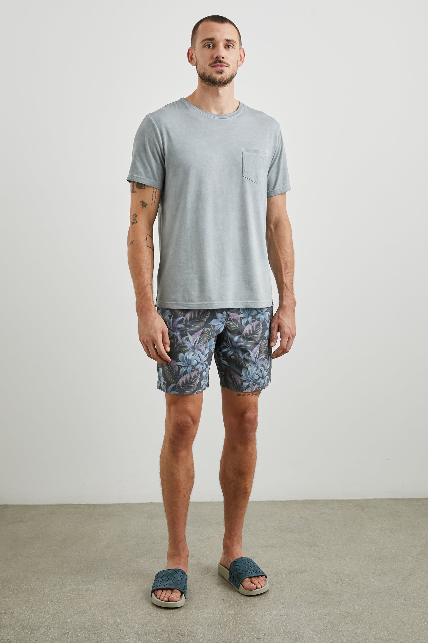 JOHNNY T-SHIRT - STATUE - FULL BODY