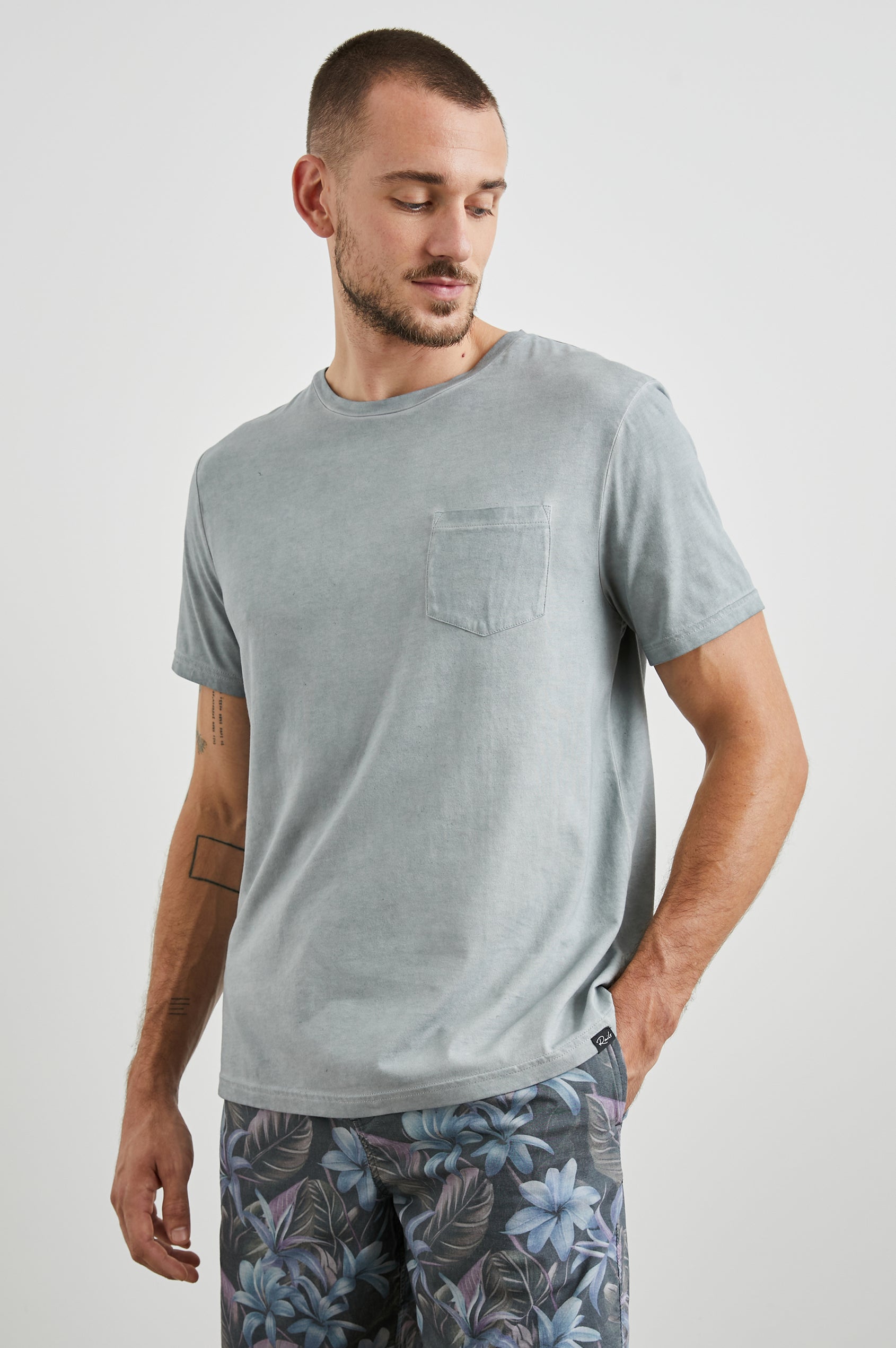 JOHNNY T-SHIRT - STATUE - SIDE BODY