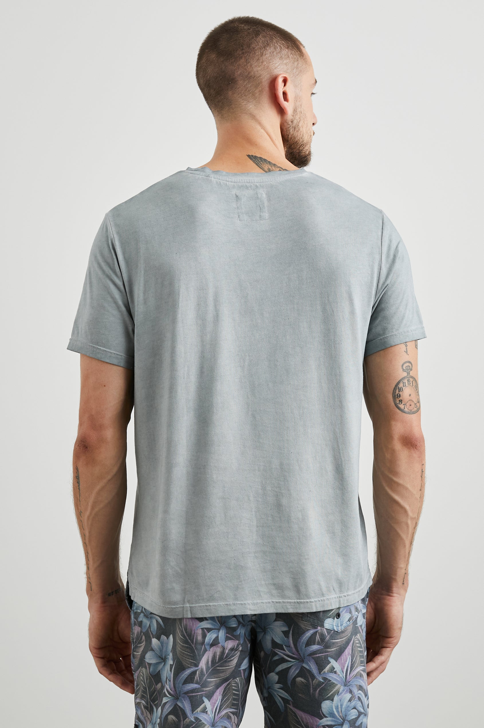 JOHNNY T-SHIRT - STATUE - BACK BODY 