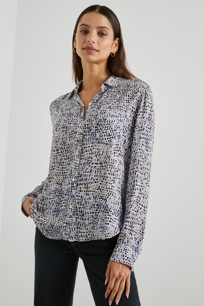 JOSEPHINE SHIRT BLUE REPTILE - FRONT UNTUCKED