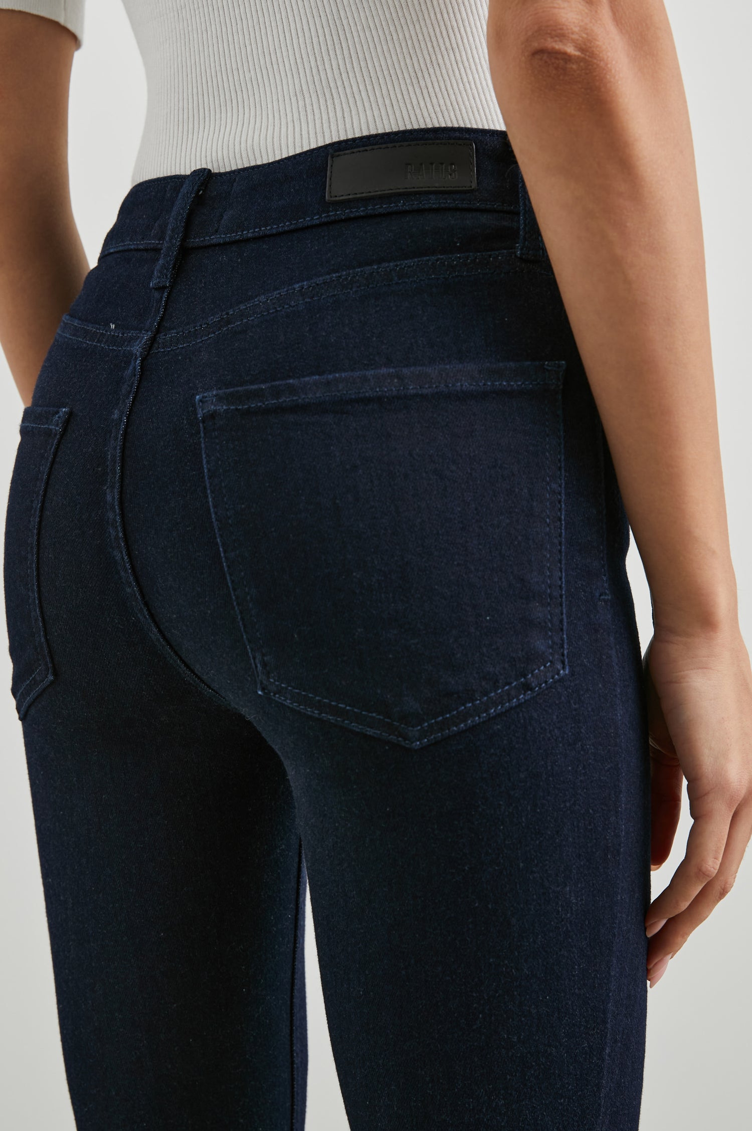 LARCHMONT-MIDNIGHT-DETAIL