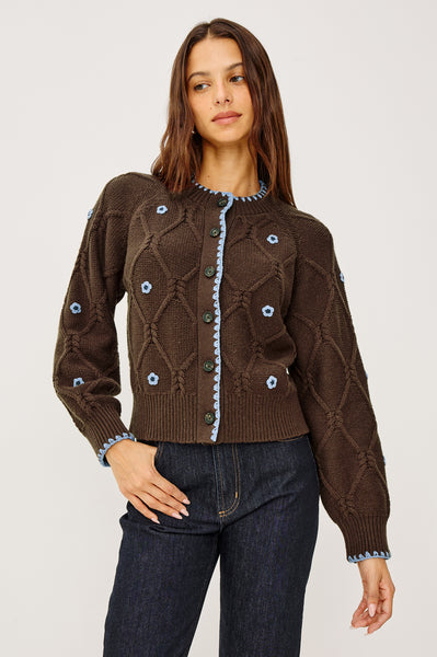 LAURIE-WALNUT-DAISY-1_grande.