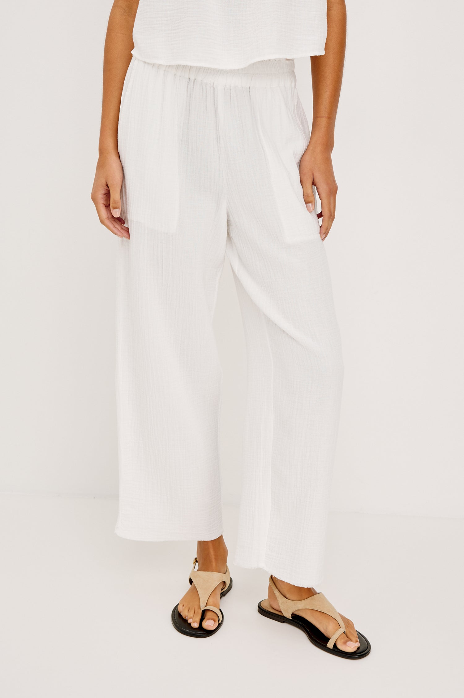 The Leon is a cropped pull-on style crafted from super soft airy double gauze cotton. With a wide-straight leg fit complete with side slits at the outer openings and a smocked waistband this pant puts comfort first.
