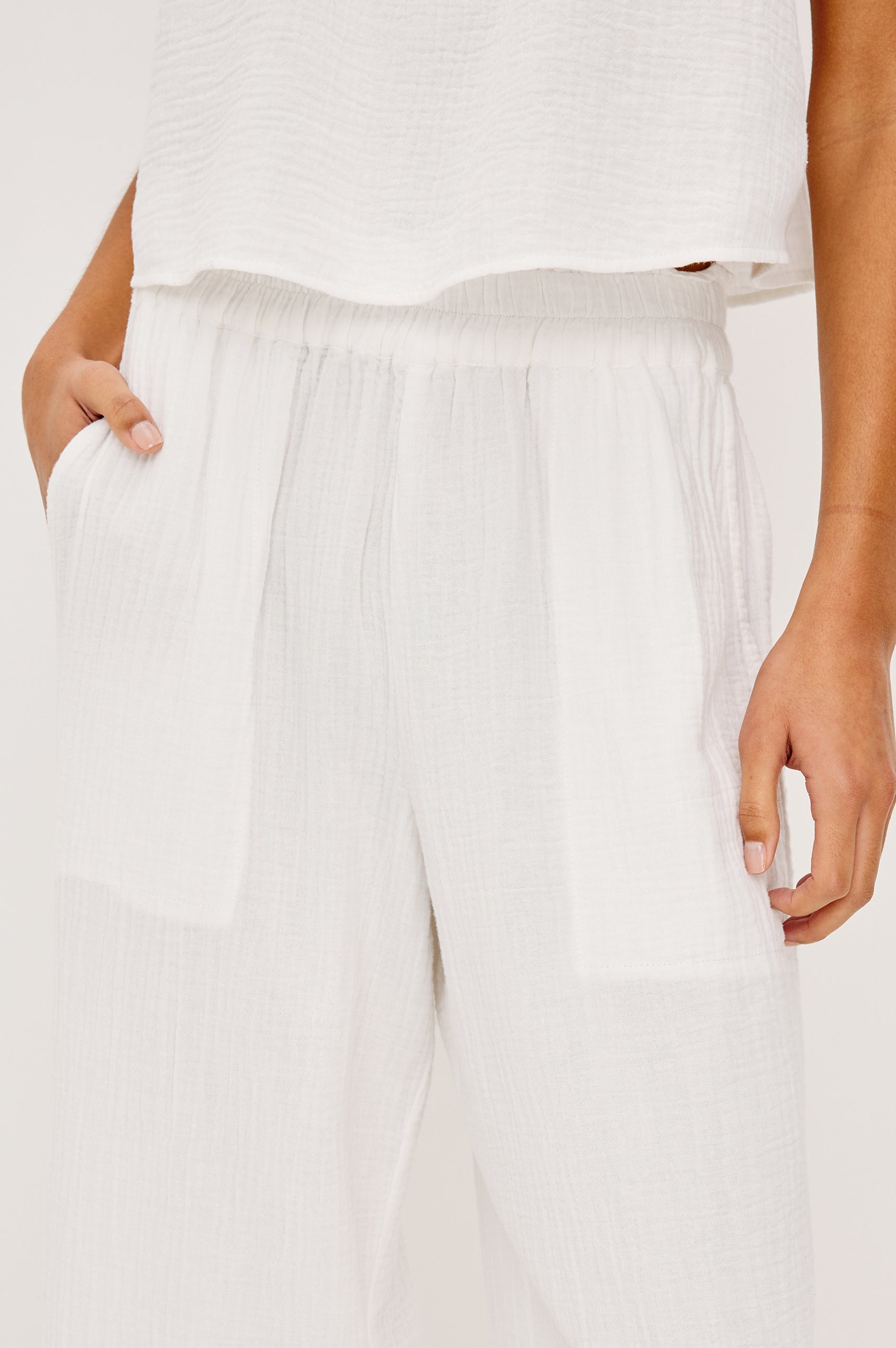 The Leon is a cropped pull-on style crafted from super soft airy double gauze cotton. With a wide-straight leg fit complete with side slits at the outer openings and a smocked waistband this pant puts comfort first.