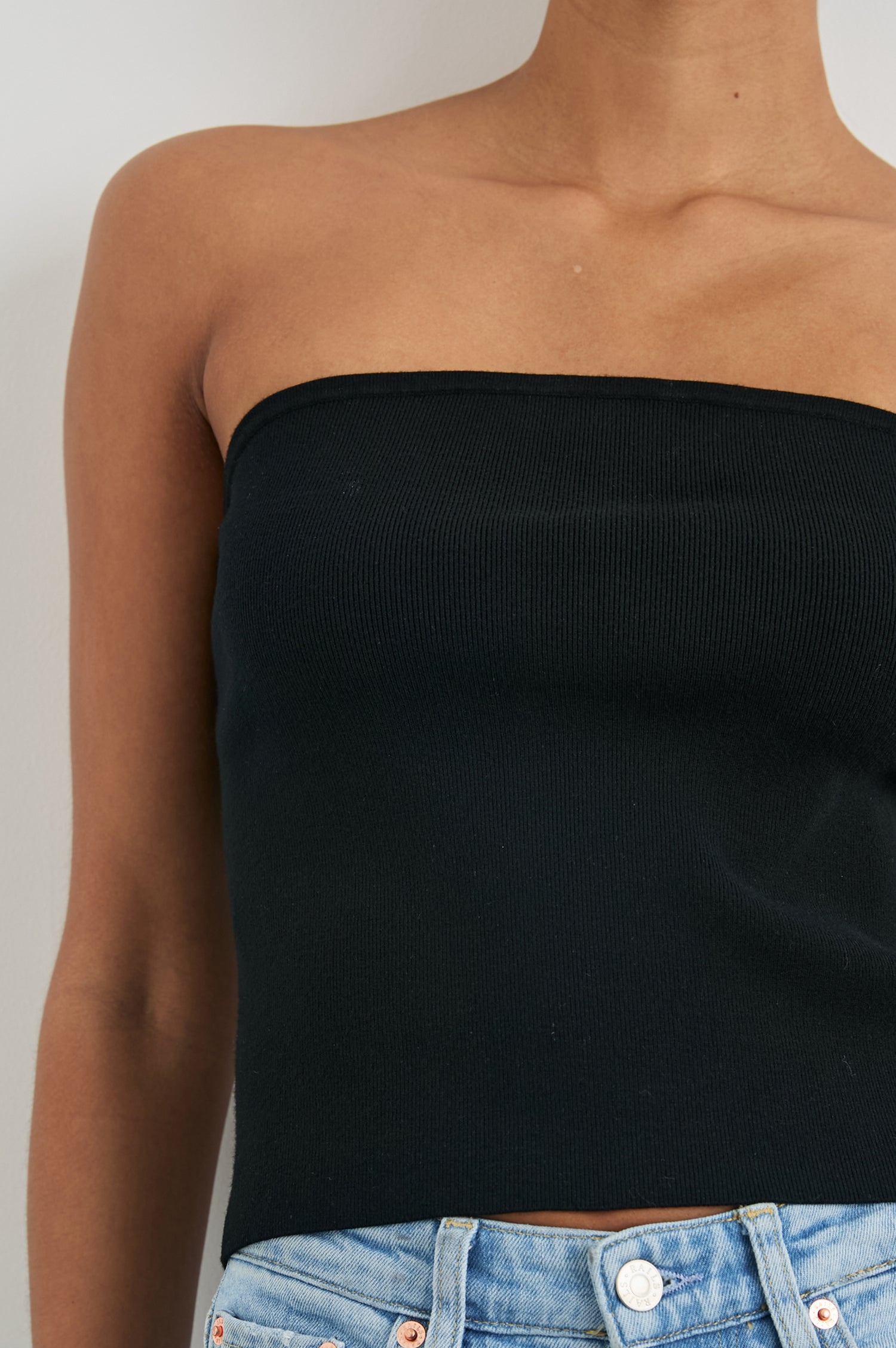 MAGGIE-BLACK-DETAIL