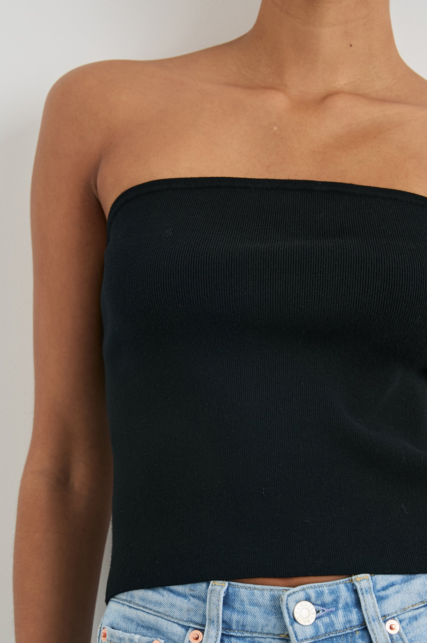 MAGGIE-BLACK-DETAIL