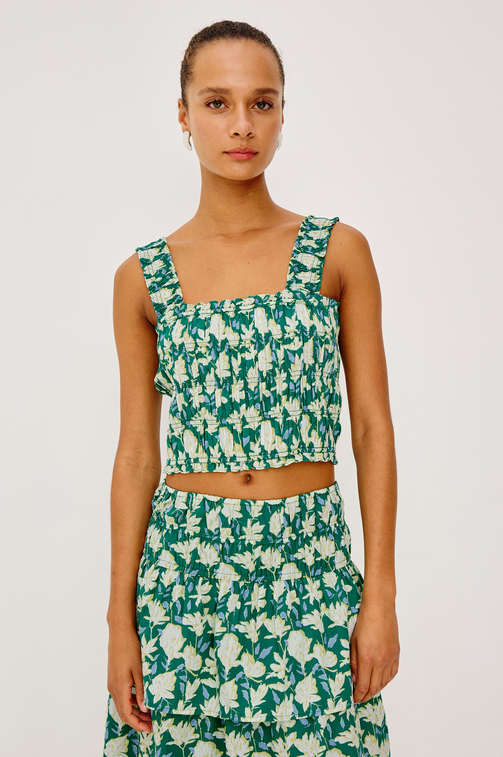 love quinn green dress WornOnTV: Love's green top and blue floral skirt on You | Victoria Pedretti