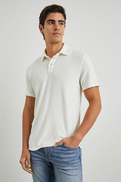 RHEN POLO SHIRT - TERRY PEARL - FRONT HAND IN POCKET