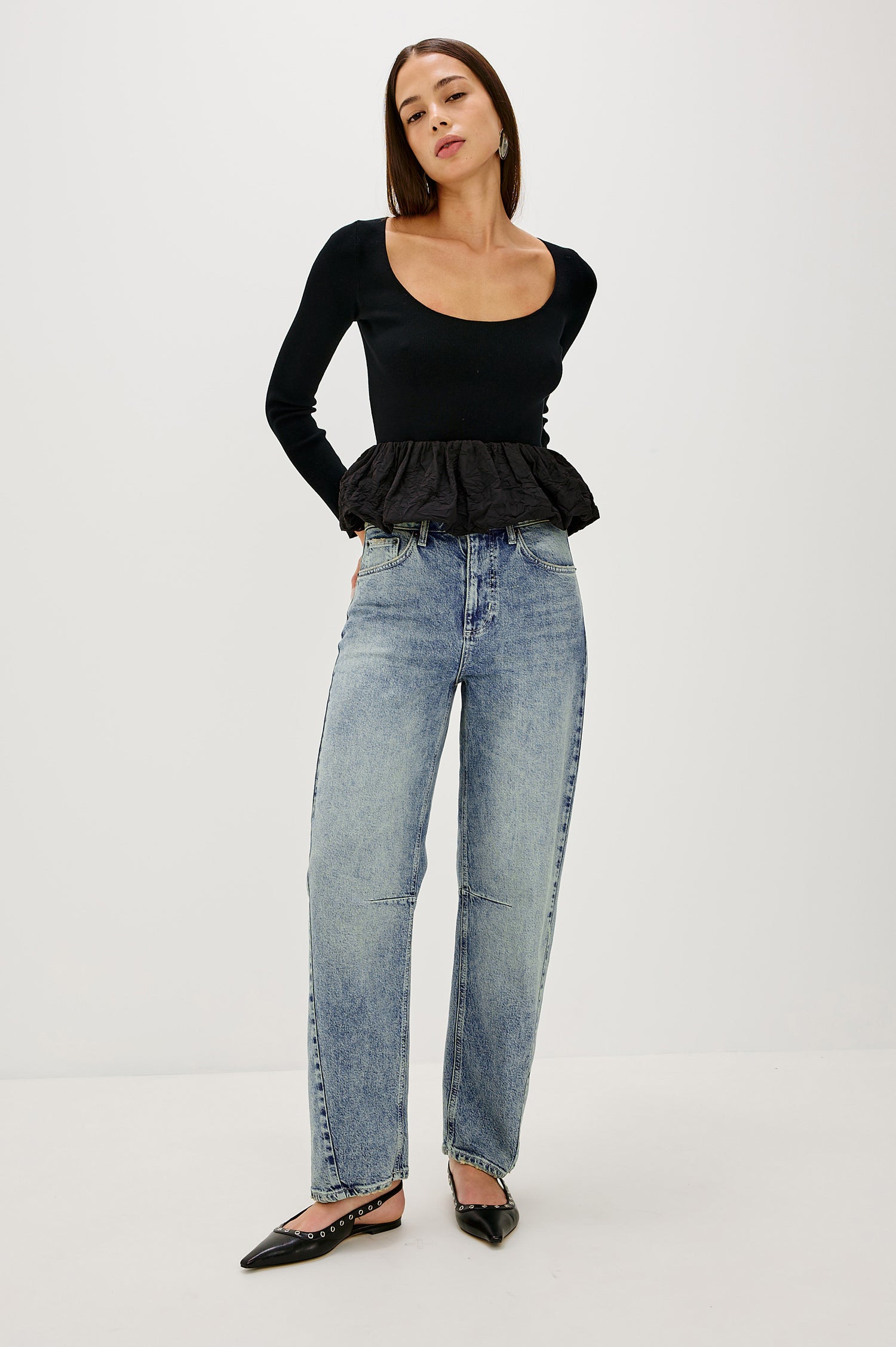 The Samo is a denim barrel leg jean, it features a low-slung fit in light-stretch denim with darting details and a subtle curved seam in Desert Sky wash, a vintage wash with yellow tint. Front full body view featured on model.