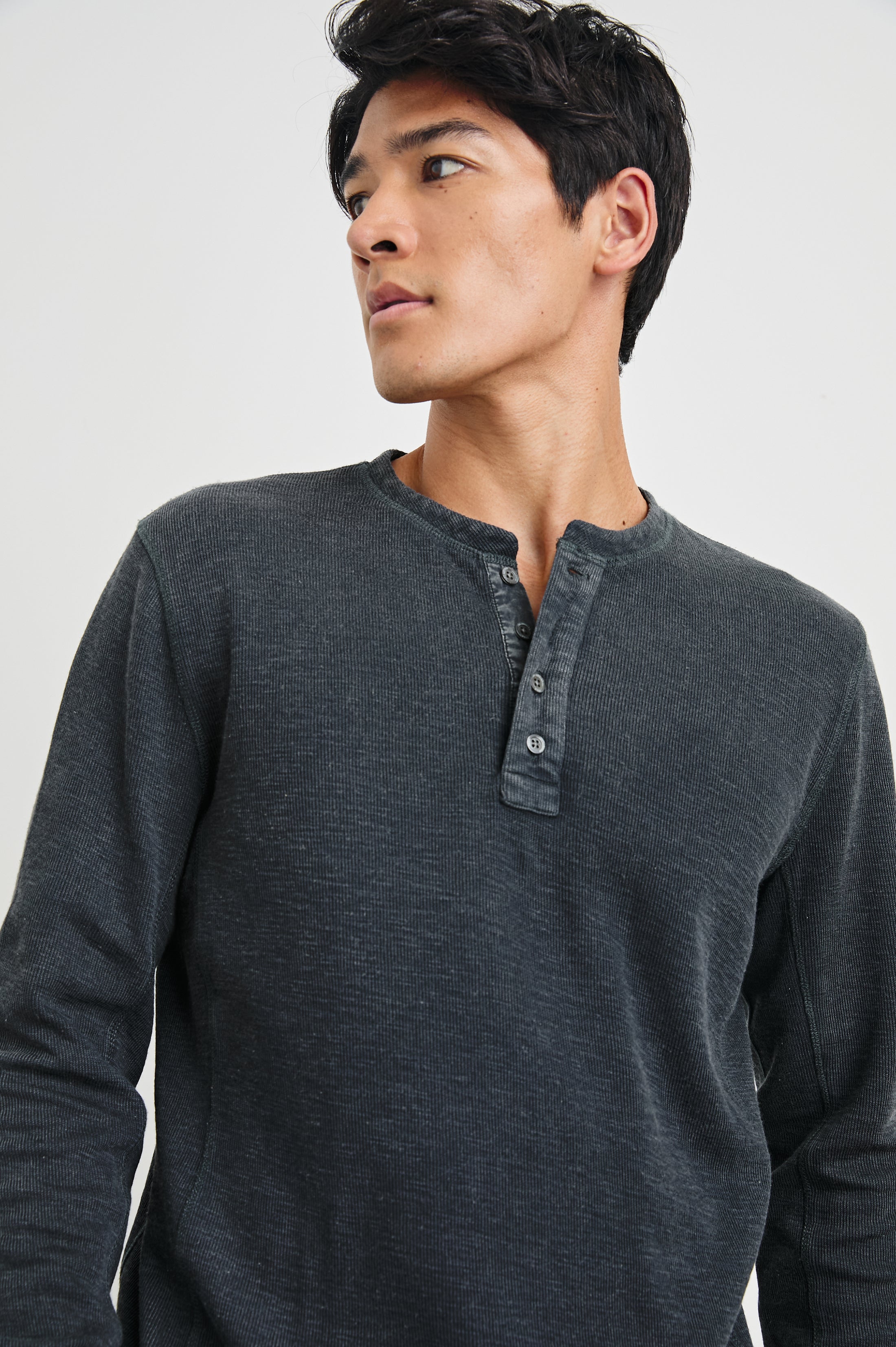 トップス SEESEE BIGNYLON HENLEY DRAWSTRINGS SS SOTO HENLEY - WASHED BLACK – Rails