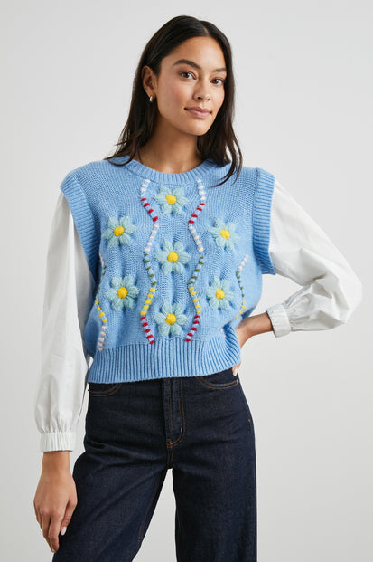 TESS-BLUE-CABLE-DAISIES-FRONT