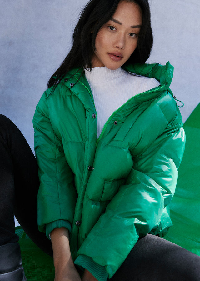 FRONT EDITORIAL IMAGE OF MODEL WEARING PACEY JACKET IN SHAMROCK