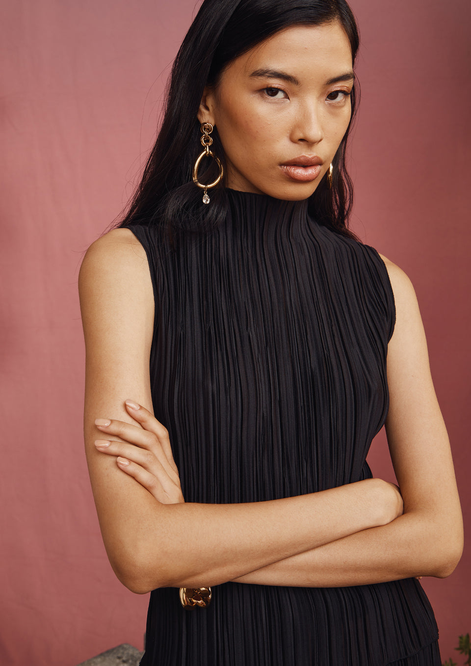 FRONT DETAIL IMAGE OF MODEL WEARING TREA TOP