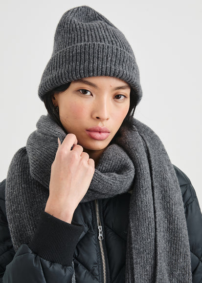 EDITORIAL IMAGE OF MODEL WEARING ALPS SCARF AND AUTUMN BEANIE IN THUNDER