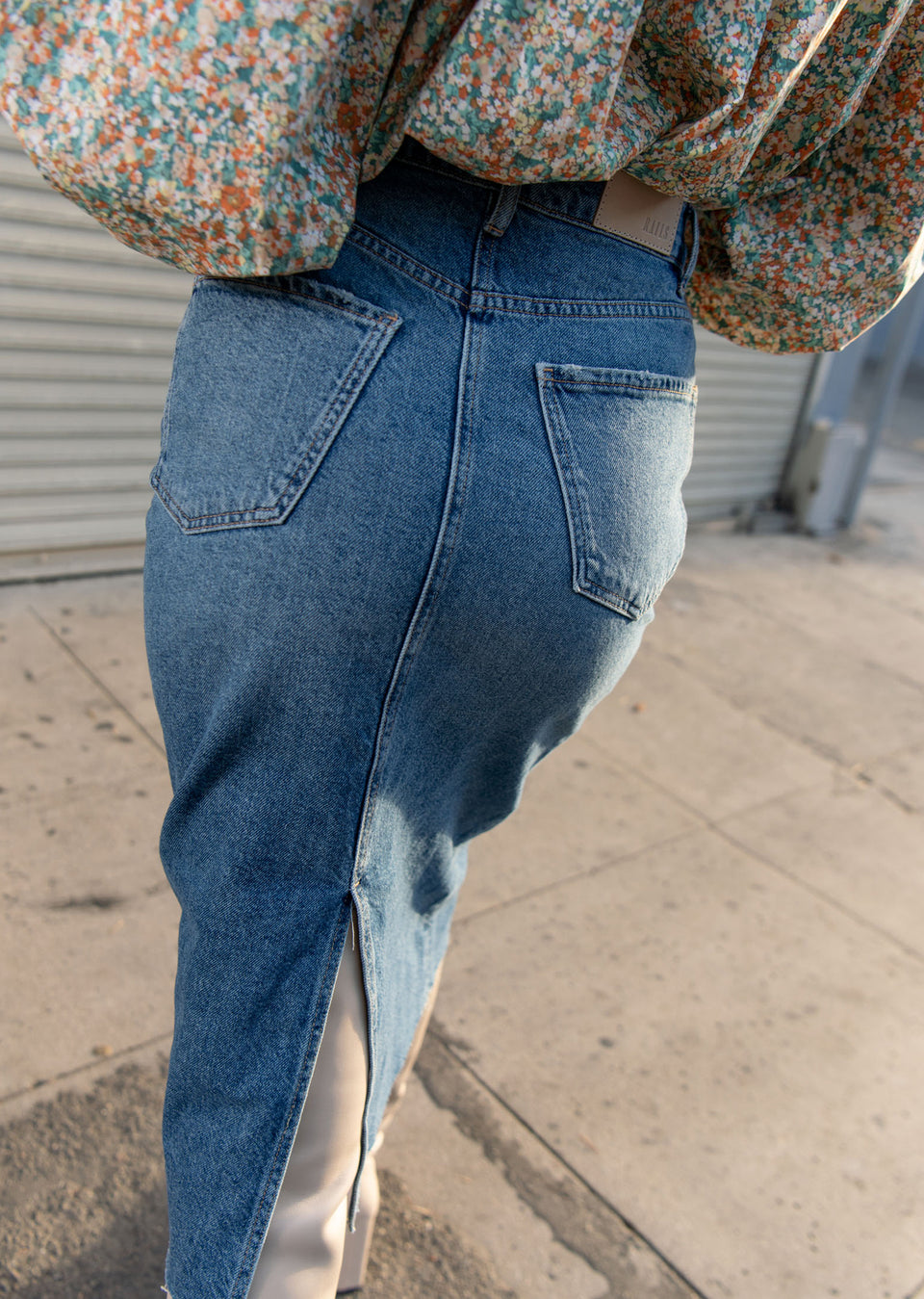 CLOSE UP DETAIL SHOT OF BACK OF THE HIGHLAND SKIRT IN VINTAGE SAPPHIRE