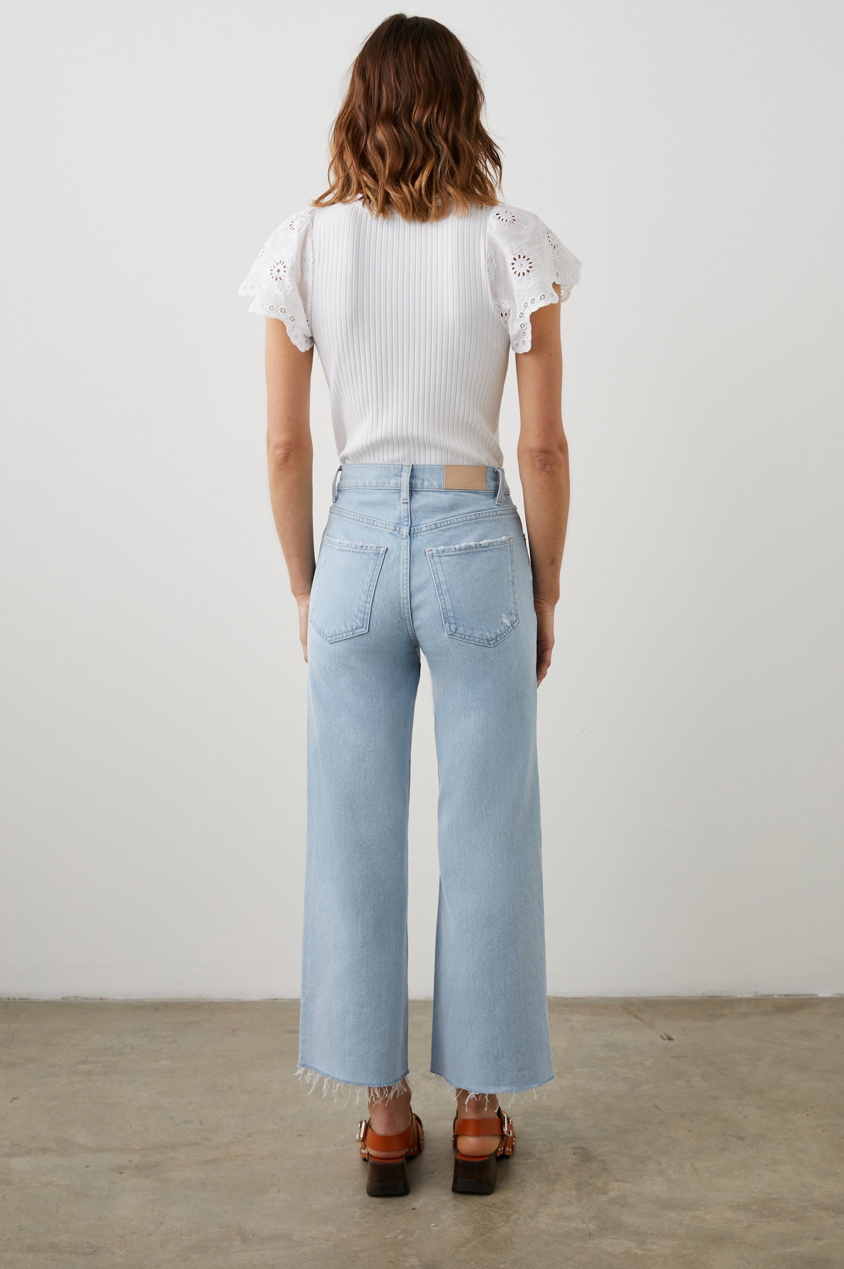 GETTY CROP OCEANVIEW DISTRESS - BACK FULL BODY